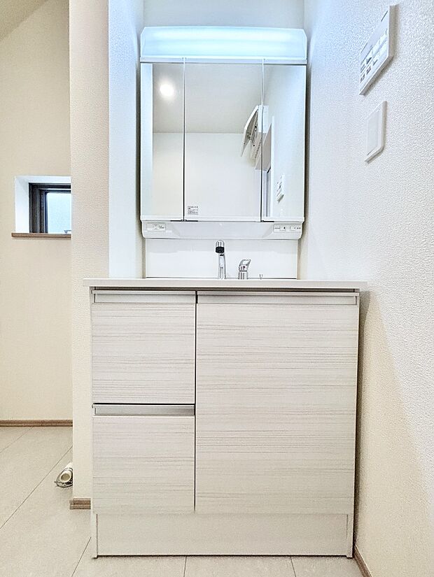 大きく見やすい三面鏡で清潔感ある洗面台は、身だしなみチェックや肌のお手入れにおすすめです。 