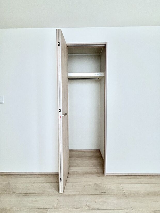 洋室のクローゼット。奥行きがあるので厚手の衣類もすっきり収まります。