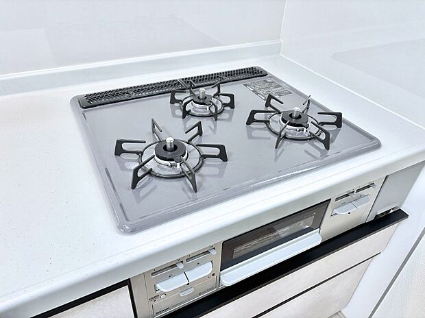 ガスコンロはＳｉセンサー搭載。火力調節や焦げ付き・消し忘れも防いでくれます。