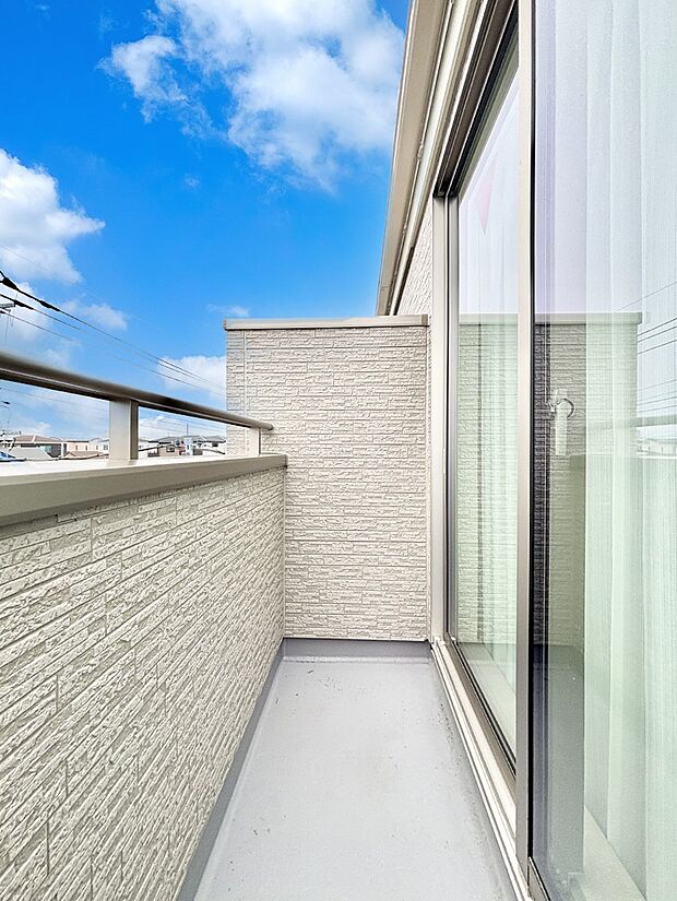 ゆったりバルコニーだから沢山お洗濯ものを干せます。