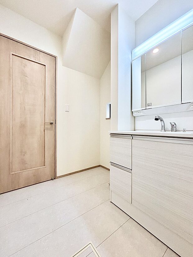 清潔感のある快適空間です。毎日の身支度も気持ち良くお使い頂けます。 