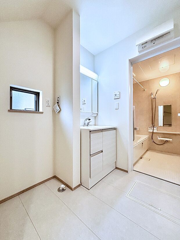 広々とゆとりのあるランドリースペース。