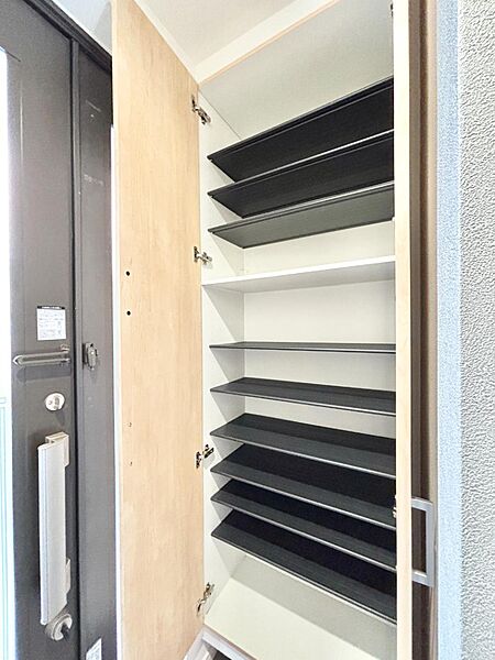 収納力ある下駄箱の活用で玄関廻りはいつでもスッキリ