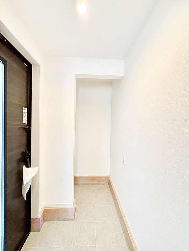 ご家族やお客様を気持ちよくお出迎え！広々空間が心地よい土間収納付き玄関。