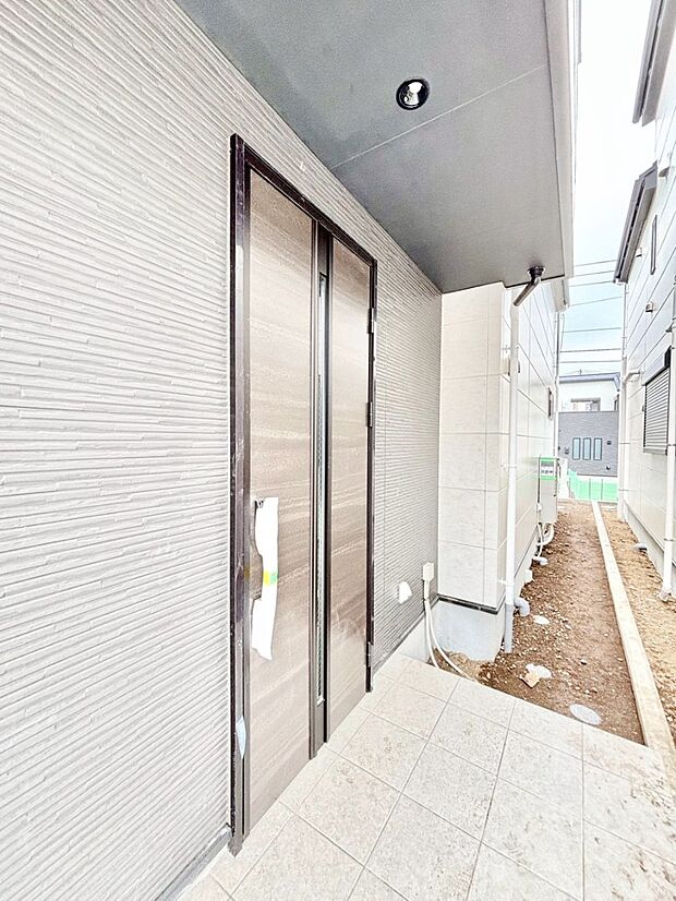 玄関前は屋根付きで雨が降っていても濡れにくいです。