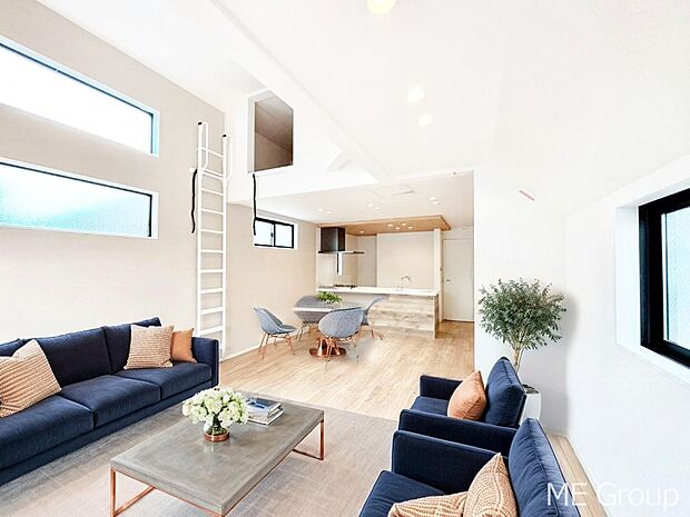 リビング上部には吹抜を採用！開放感溢れるリビングです　※家具はCGです