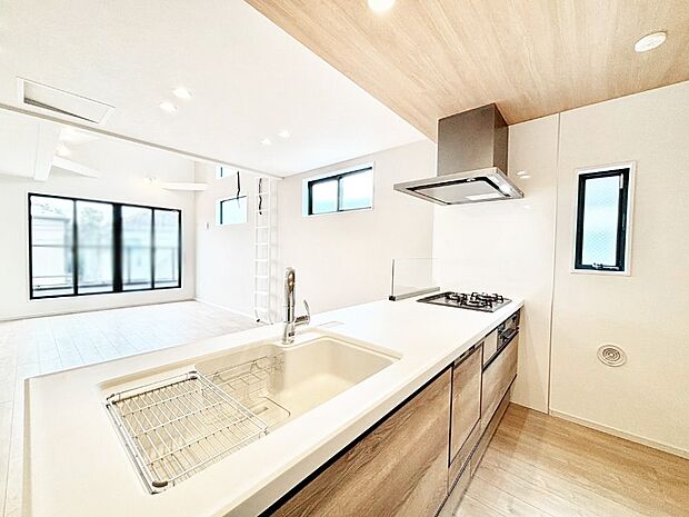 カウンター越しに楽しいおしゃべり。いつものお料理がもっと美味しくなりそうですね。