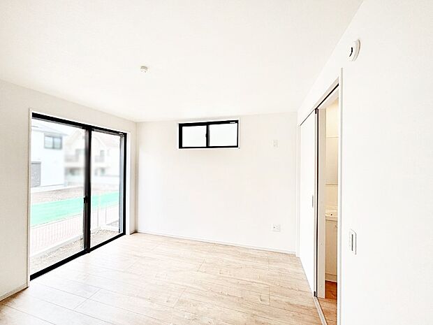 窓からのやさしい光が心地よいプライベートルーム