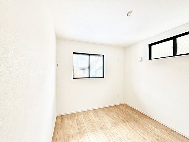 2面採光で気持ちよく自然光が取り入れられるのでお子様のお部屋にもピッタリ