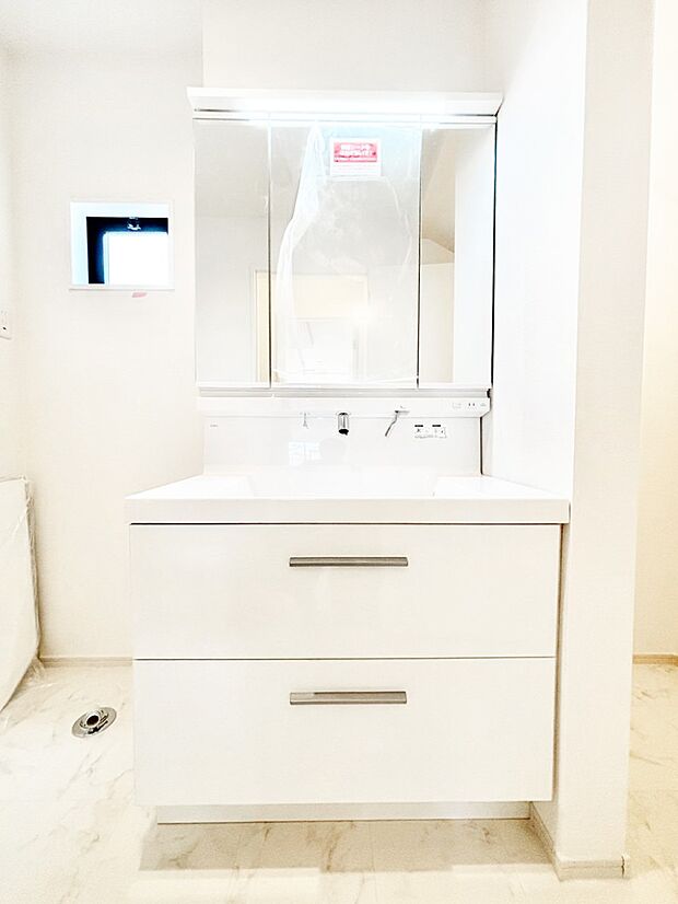 収納力と機能性に優れたお手入れラクラク洗面化粧台!