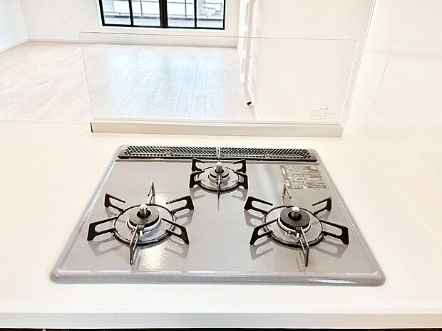 ガスコンロはＳｉセンサー搭載。火力調節や焦げ付き・消し忘れも防いでくれます。