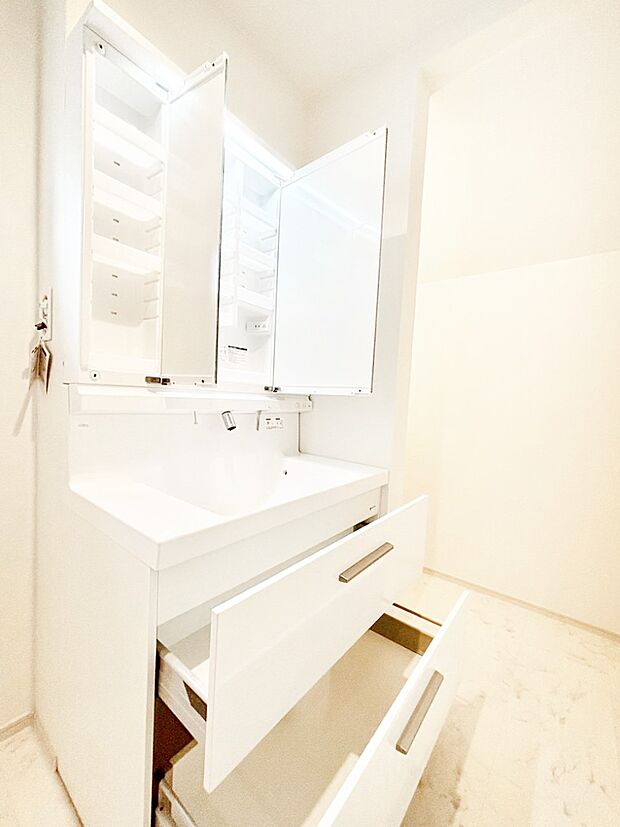 三面鏡の裏に、化粧品や衛生用品などを収納可能。洗面台をすっきりと保ちます！