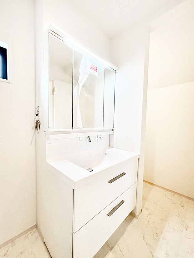 リネンスペース付きの洗面室。ゆとりの洗面スペースで忙しい朝の身支度もスムーズに！