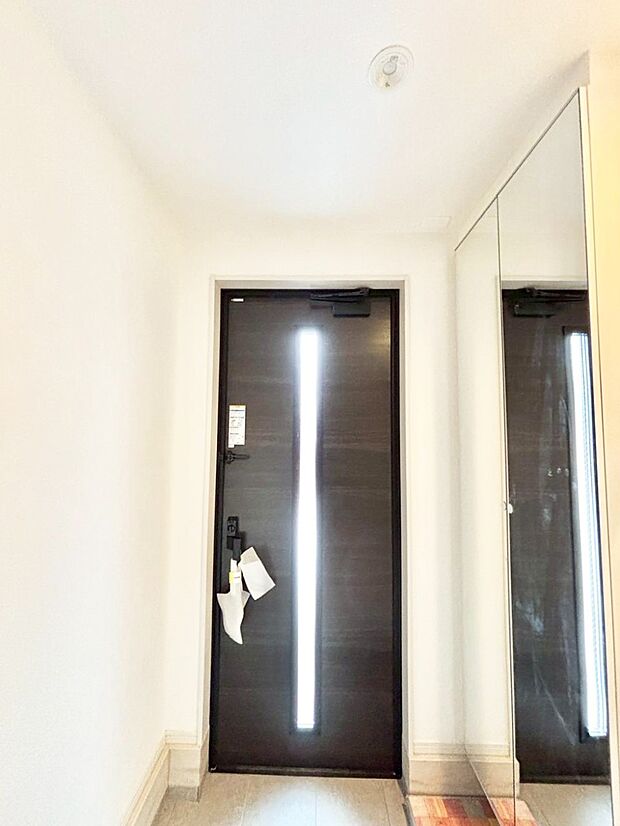 明るい陽光が入り込む玄関。ご家族の靴もスッキリ収納できる玄関収納付き！