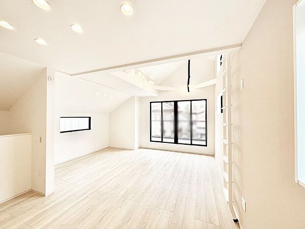 日当たりのいい2階リビングはプライベート性も高く落ち着いて暮らせます