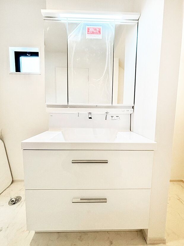 スタイリングに便利な三面鏡、ミラーキャビネットで細かい物スッキリ