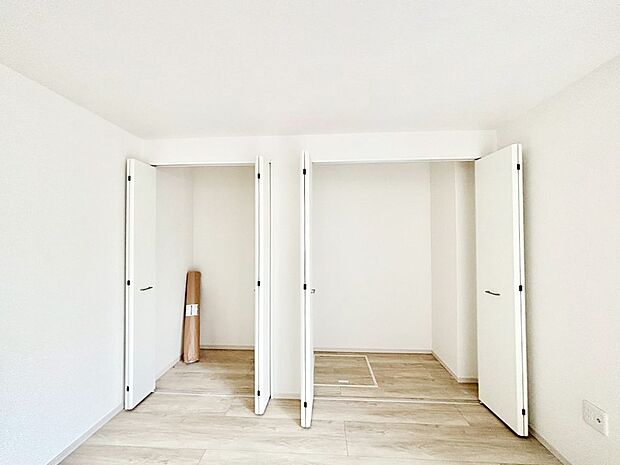 毎日着る衣類や荷物などの収納に便利なクローゼット付きです。