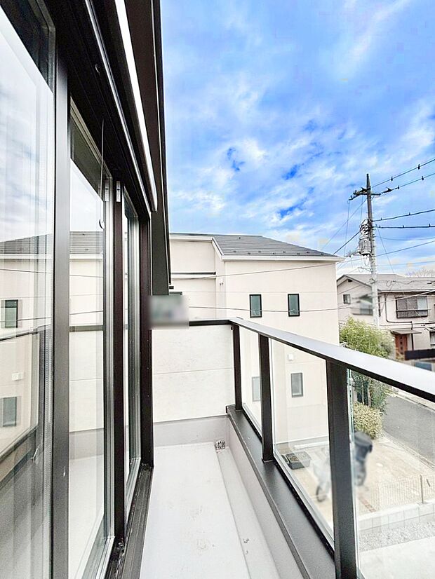 リビングから出られるバルコニーです。お洗濯物が気持ちよく乾きそうですね