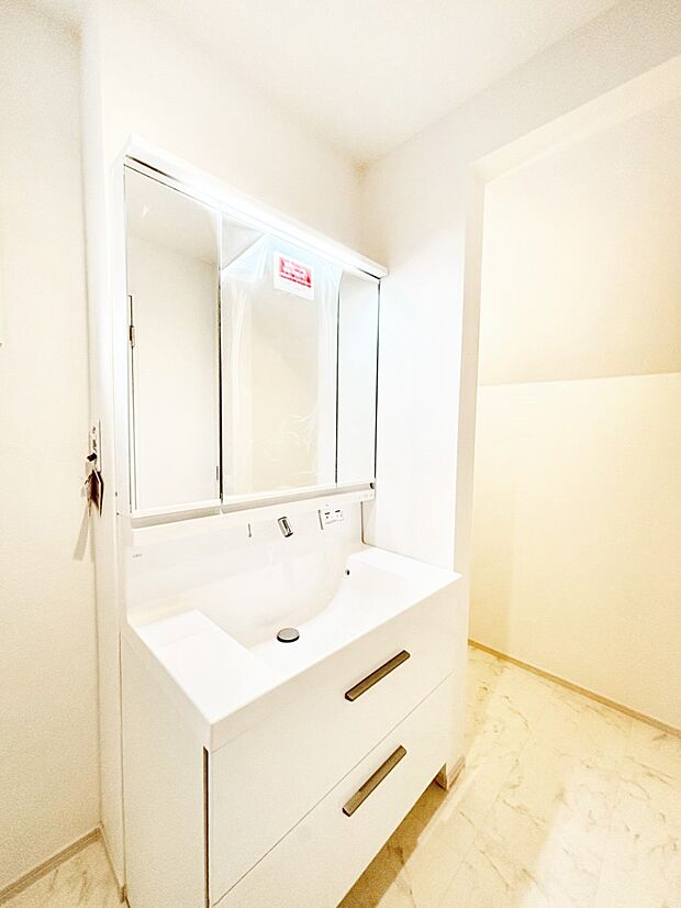 リネン庫付きの洗面室。タオルや洗剤のストック置き場としてお使い頂けます。