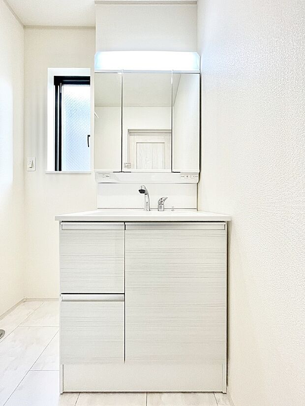 三面鏡の裏に、化粧品や衛生用品などを収納可能。洗面台をすっきりと保ちます!