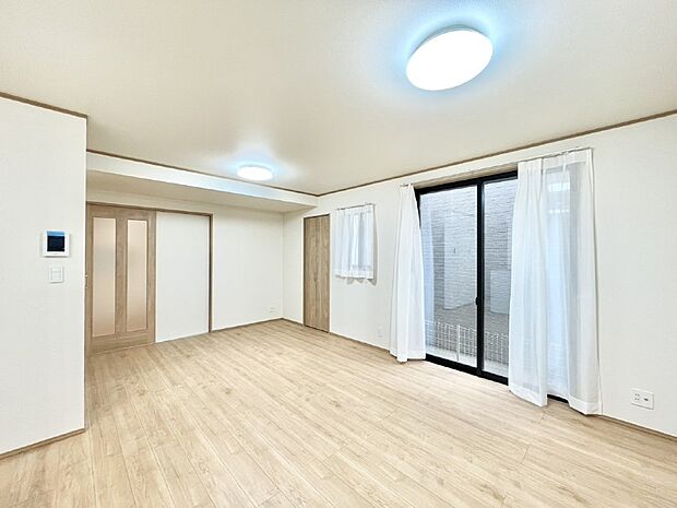 ナチュラルテイストの優しく柔らかい色使いのフローリングが素敵なリビングですね。