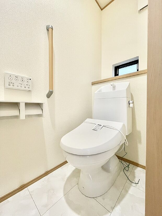 清潔感あるシャワートイレ。小窓から光が注ぎ込みます!