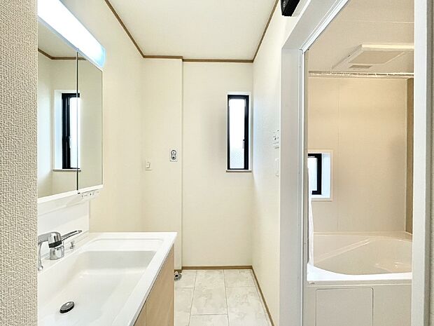 柔らかな朝の光を感じられる窓がついた洗面室