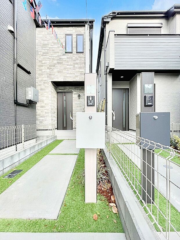 表札・インターホン・ポストをひとつに集約。エントランスになじむシンプルデザイン。