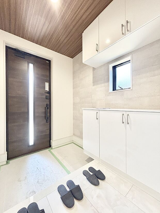 飾り棚を利用して、お越しいただくお客様をおもてなしできます。