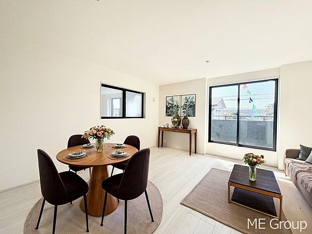 ご家族の賑やかな話し声で包まれる明るいリビング  ※家具はCGです