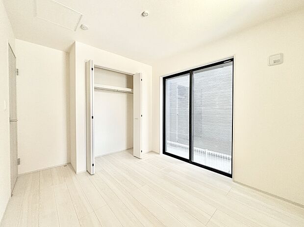 窓からのやさしい光が心地よいプライベートルーム