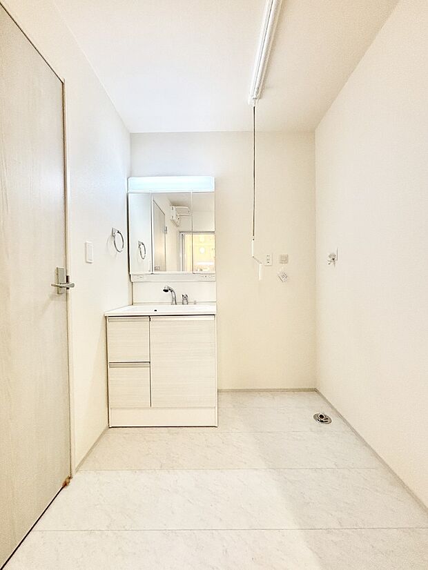 大きく見やすい三面鏡で清潔感ある洗面台は、身だしなみチェックや肌のお手入れにおすすめです。