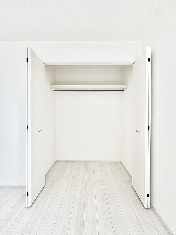 洋室のクローゼット。奥行きがあるので厚手の衣類もすっきり収まります。