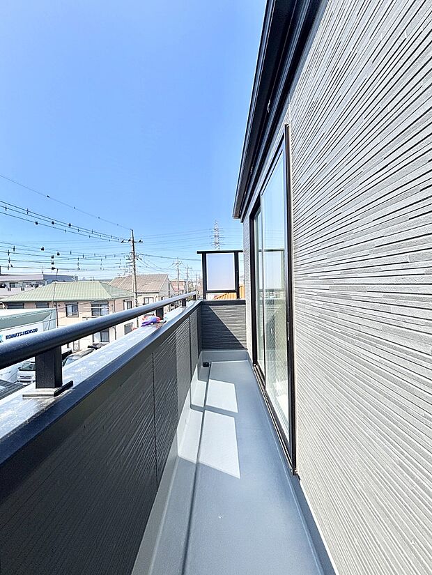 ゆったりバルコニーだから沢山お洗濯ものを干せます。