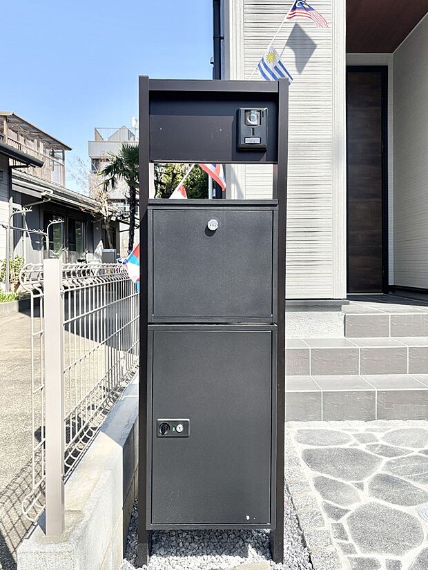 表札・インターホン・ポスト・宅配ＢＯＸをひとつに集約。エントランスになじむシンプルデザイン。