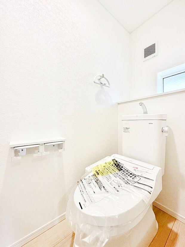 清潔感あるシャワートイレ。小窓から光が注ぎ込みます!