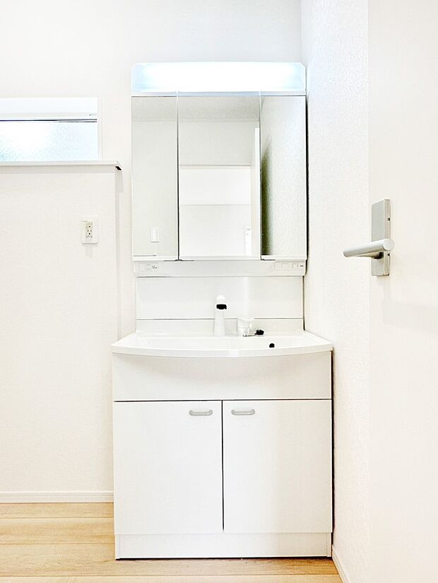 三面鏡キャビネット・シャワー付き洗面化粧台で忙しい朝の身支度もスムーズに!