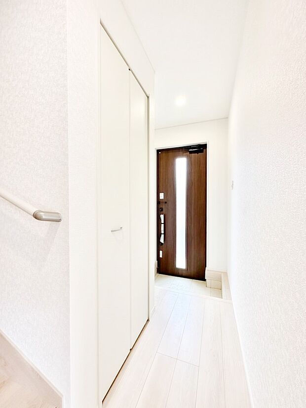 散らかりがちな玄関もスッキリ!ご家族の靴もたっぷり収納できる玄関収納付きです。