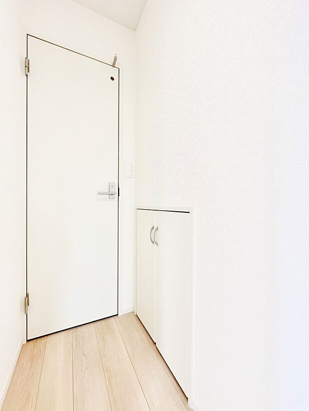 廊下収納。日用品のストックや掃除用品、防災用品などの収納スペースに!