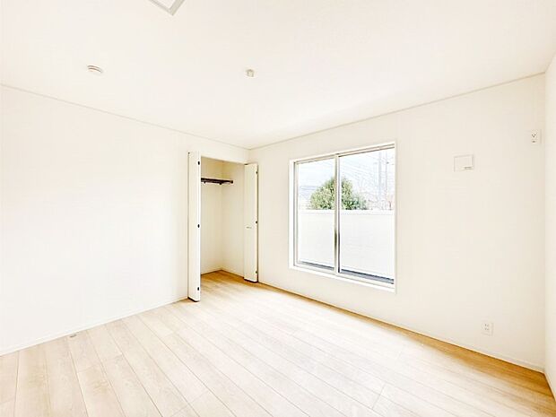 明るいバルコニーサイドに洋室を設置。目覚めの良い寝室に。