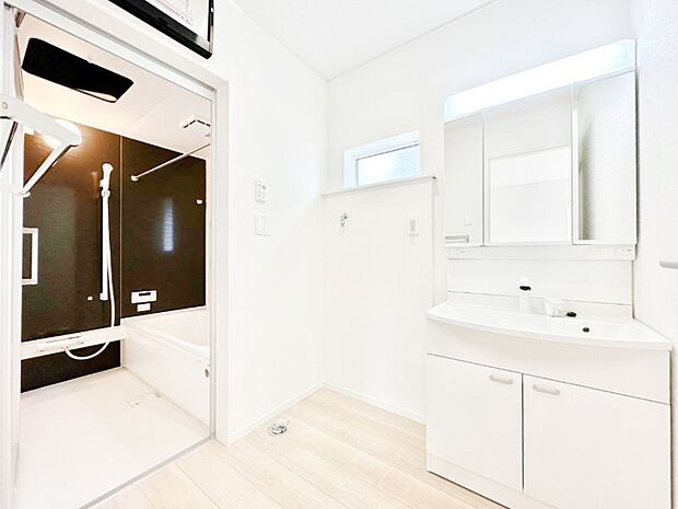 清潔感のある快適空間です。毎日の身支度も気持ち良くお使い頂けます。