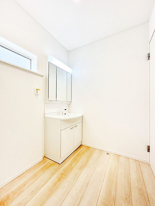 柔らかな朝の光を感じられる窓がついたランドリースペース