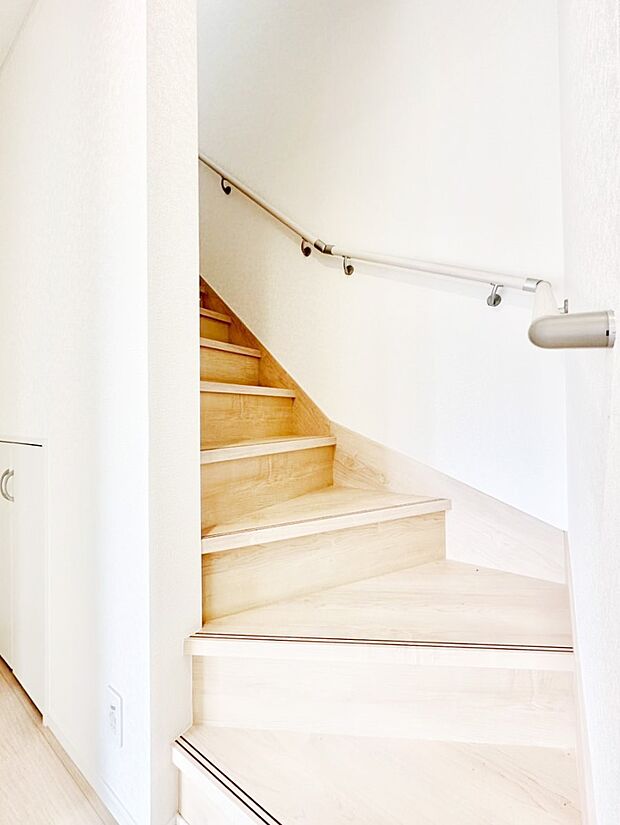 小さなお子さまやご年配の方に嬉しい配慮!階段には手摺付きです。