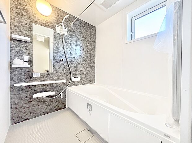 一日の疲れを癒してくれる明るい清潔感のあるバスルーム