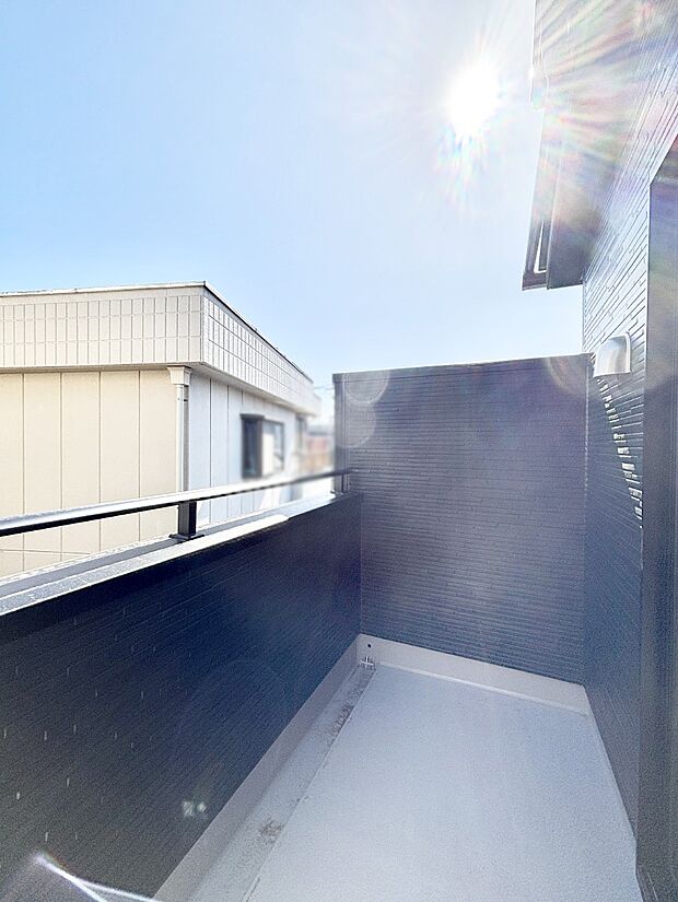 ゆったりバルコニーだから沢山お洗濯ものを干せます。