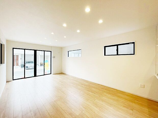 大きな窓からたっぷりの陽光と風を感じられるリビング