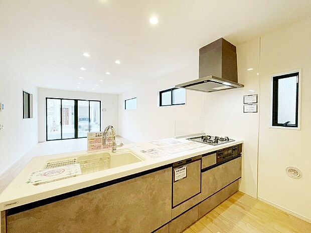 料理をしながらご家族との会話を楽しめる対面カウンターキッチン