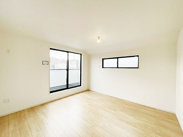 バルコニーが開放感をプラスしてくれる洋室