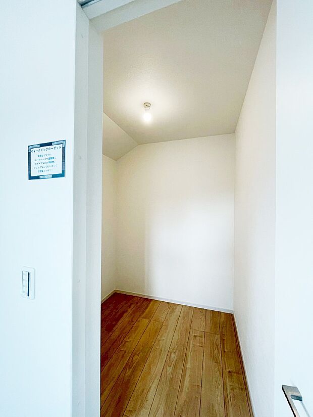 ウォークインクローゼットの活用で生活空間スッキリ