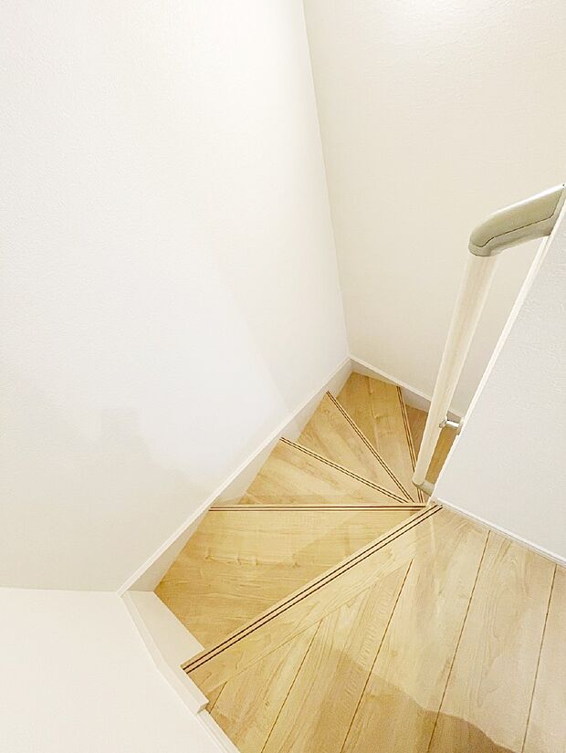 階段は手すり付きなので小さなお子さまやご高齢の方も安心です